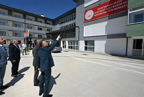 Valimiz Sayın Hüseyin Aksoy, Fethi Yılmaz Sezer Yaşlı Bakım ve Rehabilitasyon Merkezi'ni ziyaret ederek incelemelerde bulundu.