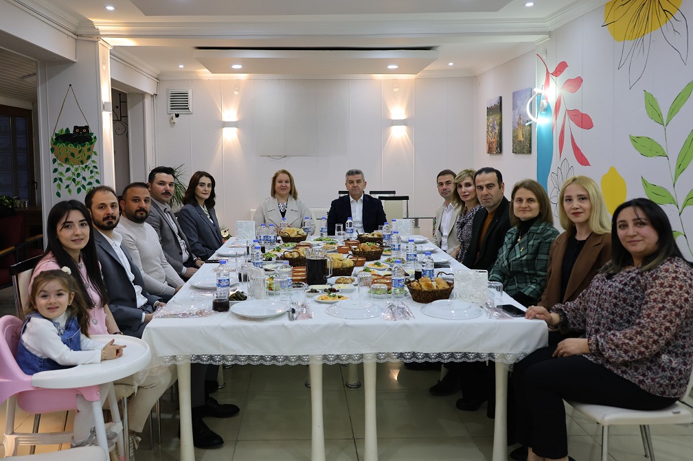 Valimiz Dr. Turan Ergün ve Eşi Hülya Ergün, Artvin Barosu’nun İftar Programına Katıldılar