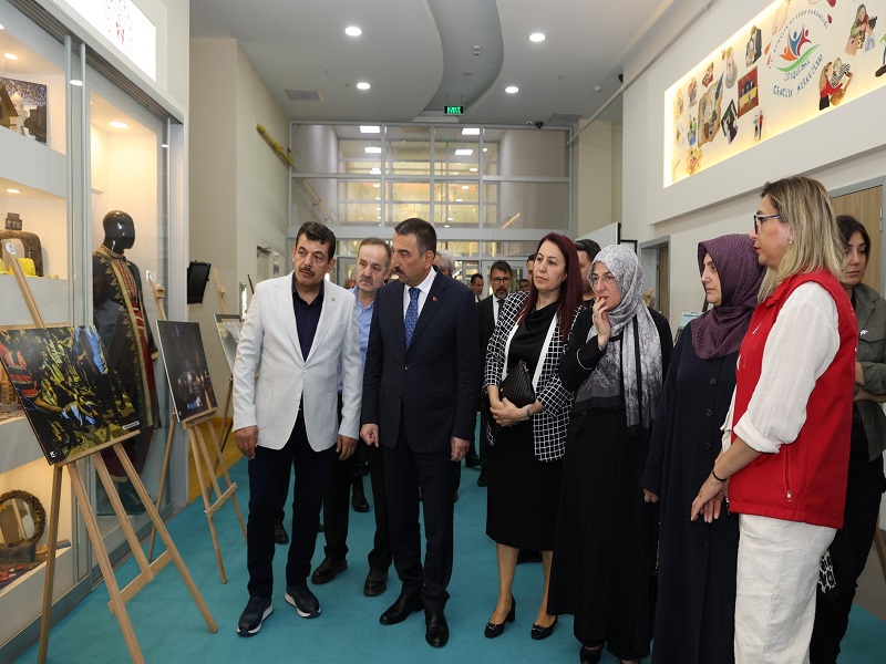 Vali Osman Hacıbektaşoğlu, “15 Temmuz Demokrasi ve Millî Birlik Günü” Düzenlenen Sergiyi Ziyaret Etti