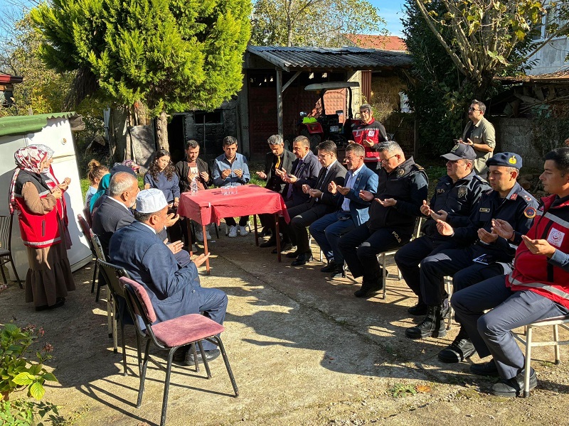 Vali Osman Hacıbektaşoğlu, Özcan ve Özbakış Ailelerine Taziye Ziyaretinde Bulundu