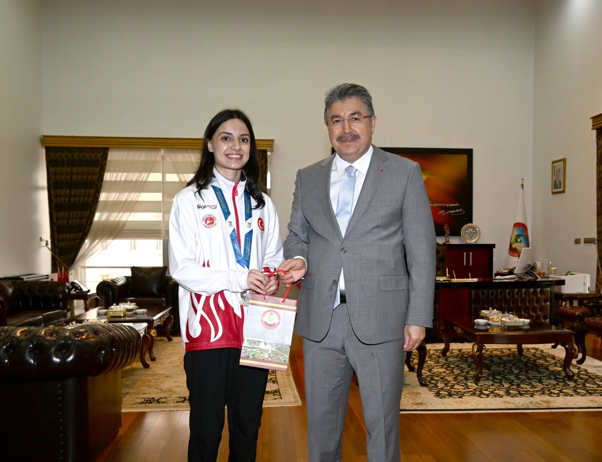 Vali Yılmaz, Kick Boks Dünya İkincisi Milli Sporcumuz Aybüke Kılınç'ı Makamında Kabul Etti