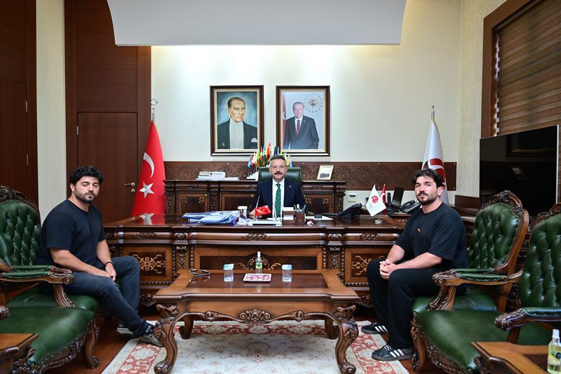 Şehidimiz Tolunay Kocaman’ın Kardeşleri Serdar Kocaman ve Tolgahan Kocaman Valimiz Sayın Hüseyin Aksoy’u ziyaret etti.
