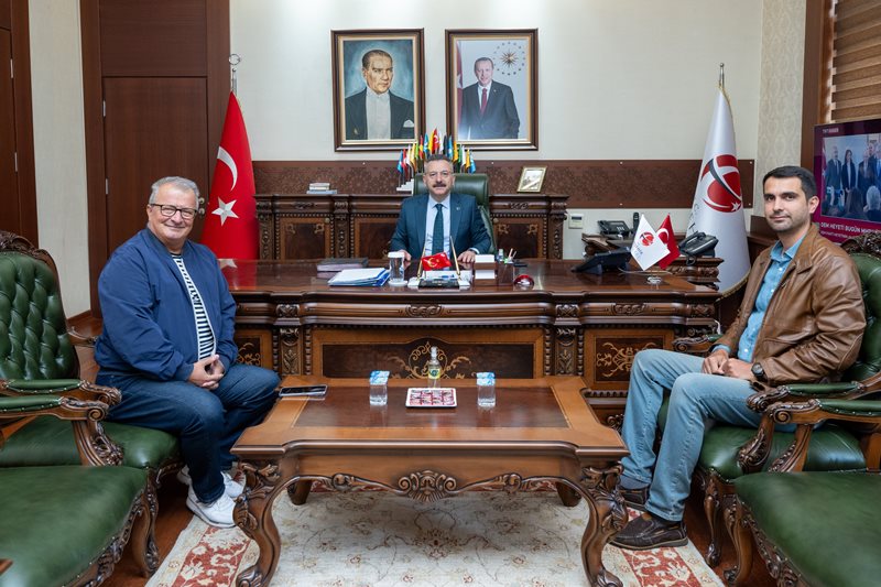Samsun Çarşamba Ticaret Borsası Emekli Genel Sekreteri Eftal Yetimoğlu ve damadı Samet Songil, Valimiz Sayın Hüseyin Aksoy'u ziyaret etti.