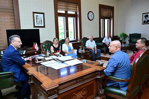 Eskişehir Muhtarlar Derneği Başkanı Hasan Güler ve beraberindeki Mahalle Muhtarları, Valimiz Sayın Hüseyin Aksoy’u ziyaret etti.