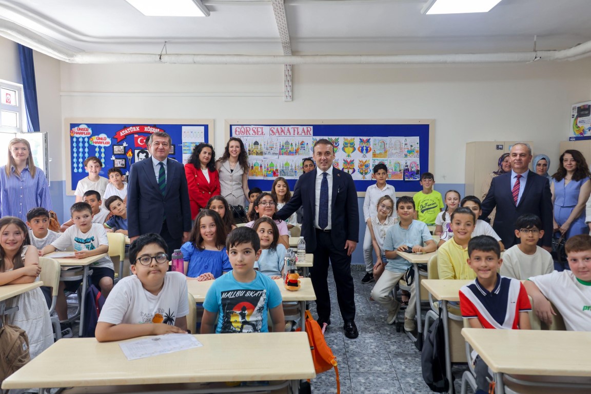 VALİ SÖZER, KARNE TÖRENİNE KATILARAK ÖĞRENCİLERİN SEVİNCİNE ORTAK OLDU
