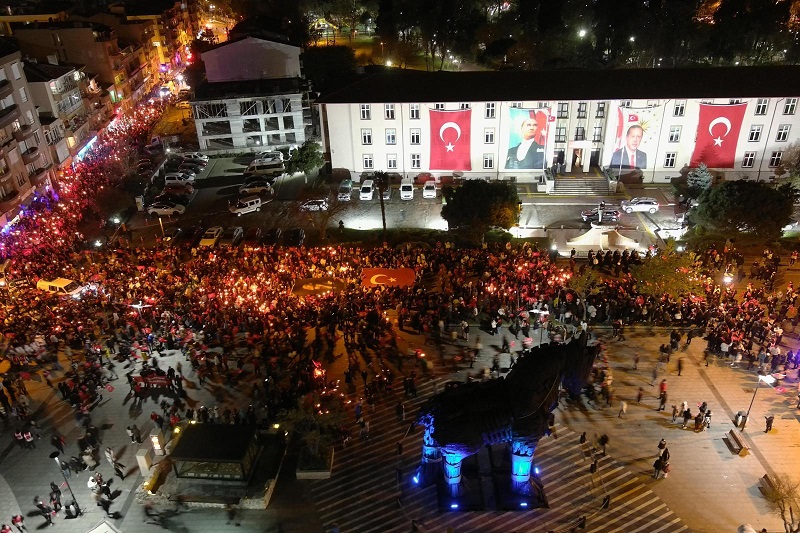 Çanakkale Zaferinin 110. Yılında Fener Alayı Coşkusu