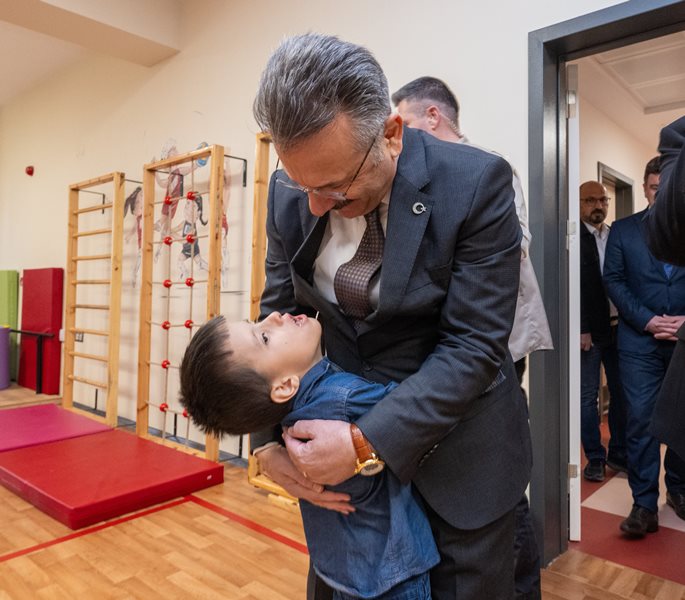 Valimiz Sayın Hüseyin Aksoy, "Ufuk’un Nebi Özel Eğitim Anaokulu"nun açılışını yaparak, okulda incelemelerde bulundu ve öğrencilerle ilgilendi.