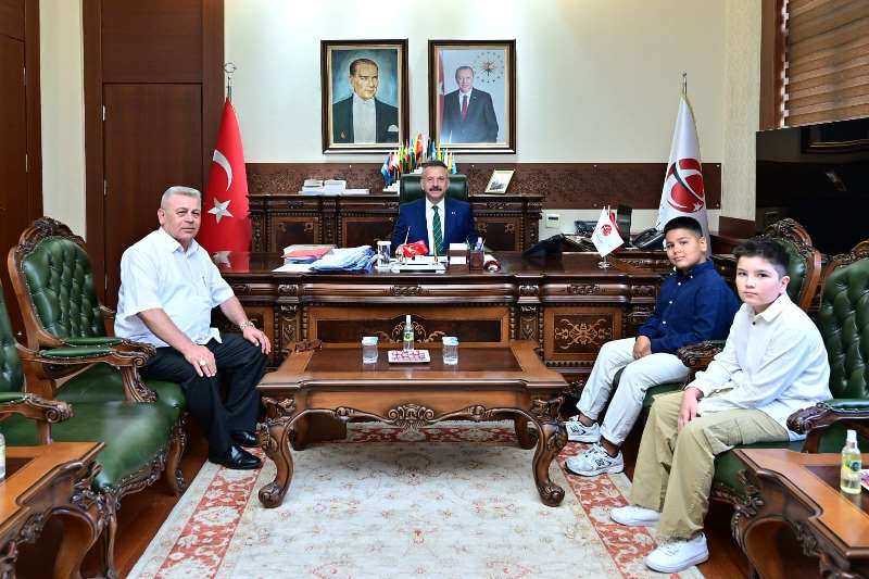 İş İnsanı Ulvi Yaman, torunları Yaman Uysal ve Ulvi Hamza Tota ile birlikte Valimiz Sayın Hüseyin Aksoy’u ziyaret etti.