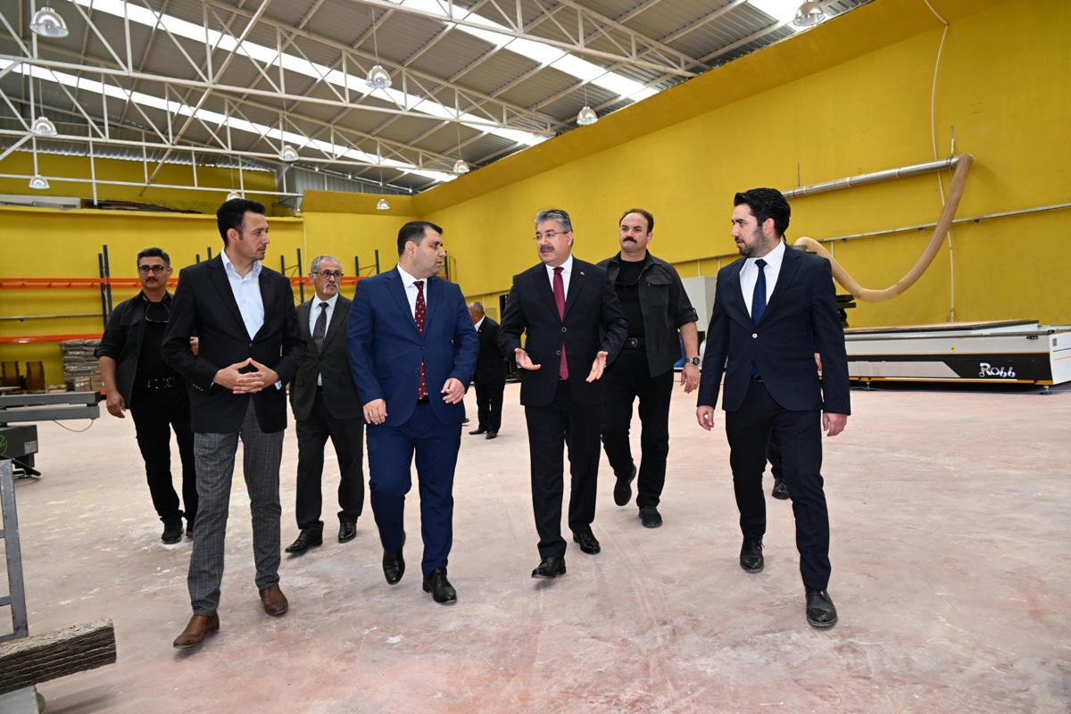 Vali Dr. Erdinç Yılmaz, Bahçe Kaymakamlığı Modüler Ahşap Mobilya Üretim Tesisinde İncelemelerde Bulundu