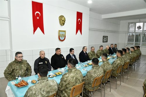 Vali Soytürk ve 1. Ordu Komutanı Tokel Askerlerle Birlikte İftar Yaptı