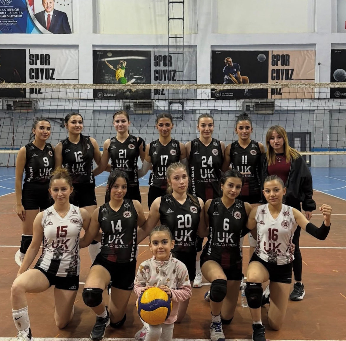 Vali Çelik, Şırnak Belediye Spor Kulübünü Mağlup Eden Hakkâri Sportif Faaliyetler Voleybol Takımını Tebrik Etti
