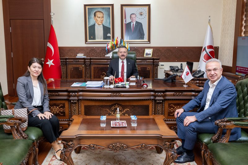 Qesta Termal Otel CEO'su Cem Lale ve Satış Pazarlama Müdürü Sibel Selçuk, Valimiz Sayın Hüseyin Aksoy'u ziyaret etti.