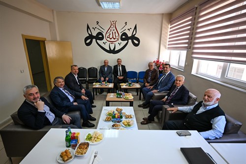 Vali Turan, Özel Ensar Vakfı Kırklareli Yükseköğrenim Erkek Öğrenci Yurdunu ziyaret etti…