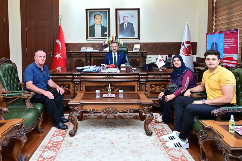 Güneydoğu Gazisi Jandarma Uzman Çavuş Murat Şahan, eşi Melek Şahan ve oğlu Halil Şahan, Valimiz Sayın Hüseyin Aksoy'u ziyaret etti.