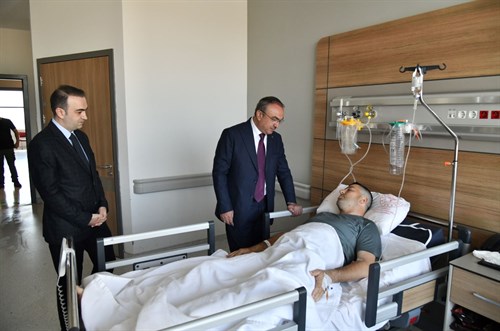 Vali Soytürk Hastanede Tedavi Gören Polis Memuru’nu Ziyaret Etti