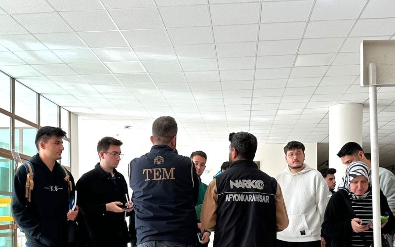 Afyonkarahisar Emniyet Müdürlüğü Ekiplerince “El Ele Güvenli Geleceğe” Projesi Kapsamında 17.000 Öğrenciye Bilgilendirme Gerçekleştirildi