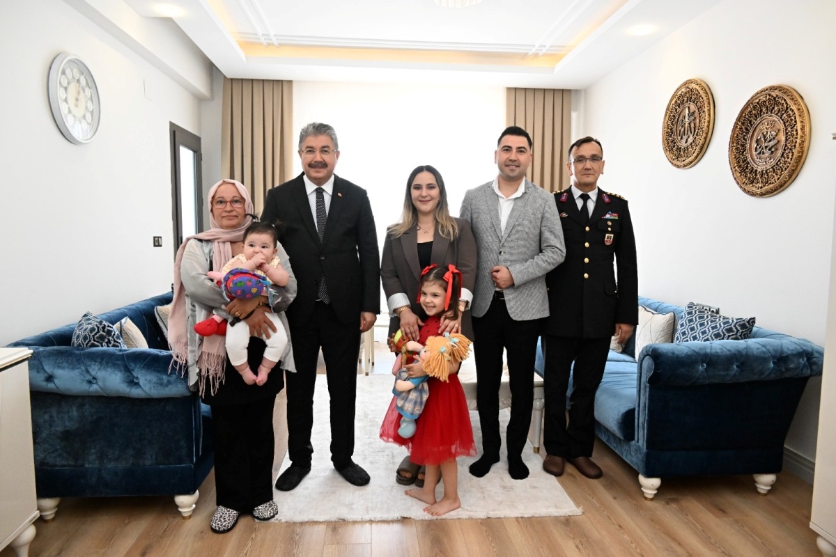 Vali Dr. Erdinç Yılmaz, Gazimiz Jandarma Astsubay Çavuş Mehmet Ergen ve Ailesini Kurban Bayramı Arifesinde Ziyaret Etti