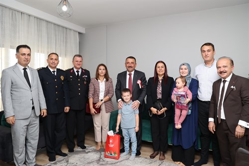 Vali Osman Hacıbektaşoğlu, Gazi Feyyaz Oruç ve Ailesini Evlerinde Ziyaret Etti