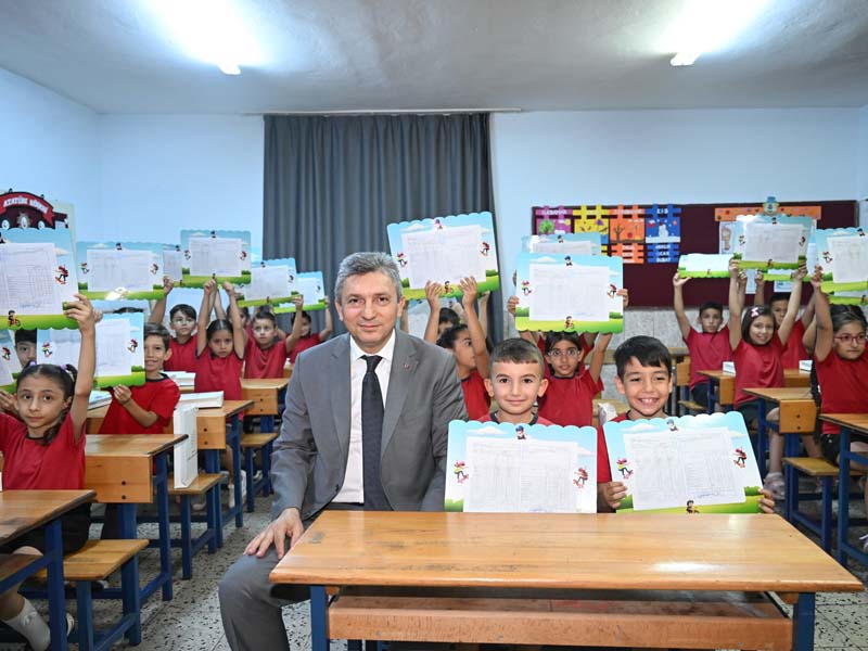 Vali Şahin, Öğrencilerin Karne Heyecanına Ortak Oldu
