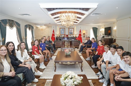 Vali Köşger, Anadolu Yıldızlar Ligi Tenis Türkiye Şampiyonası’nda Derece Yapan Sporcularımızı Kabul Etti