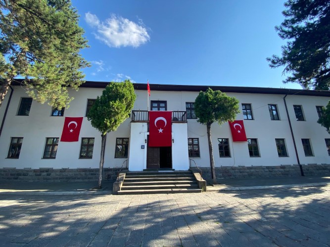 15 Temmuz Demokrasi ve Milli Birlik Günü Münasebetiyle Şanlı Türk Bayrağımız, ilçemizin dört bir yanında gururla dalgalanıyor.