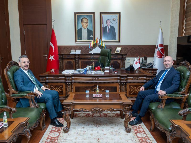 Alp Havacılık Yönetim Kurulu Başkanı Tuncer Alpata, Valimiz Sayın Hüseyin Aksoy'u ziyaret etti.