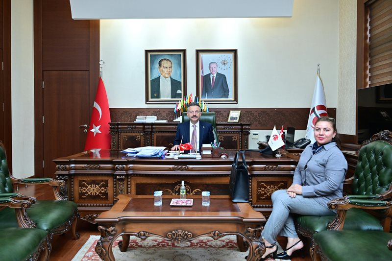 Odunpazarı Sümer Mahalle Muhtarı Yeşim Yüksel Valimiz Sayın Hüseyin Aksoy’u ziyaret etti.