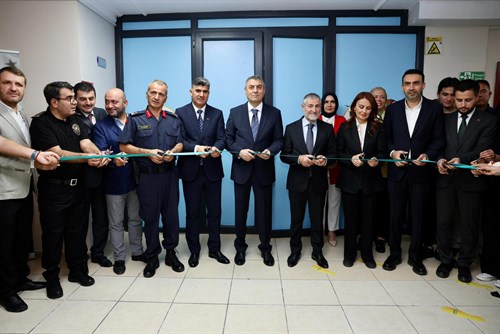 BİR ÖNCEKİ DÖNEM HAZİNE VE MALİYE BAKANI, MERSİN MİLLETVEKİLİ SN. DR. NUREDDİN NEBATİ VE VALİMİZ SN. ATİLLA TOROS, KÜTÜPHANE AÇILIŞ TÖRENİNE KATILDI
