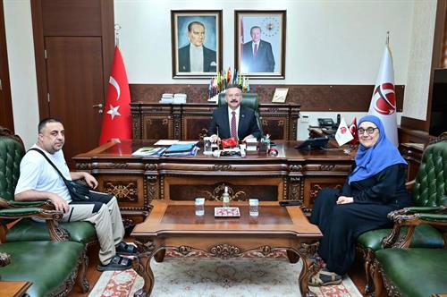 Şehit J. Uzm. Çavuş Mevlüt Kahveci'nin Annesi ve kardeşi, Valimiz Sayın Hüseyin Aksoy'u ziyaret etti.