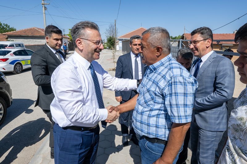 Valimiz Hüseyin Aksoy, Beylikova’da şehidimiz J. Uzm. Çvş. Neşet Gök’ün ailesini ziyaret ederek başsağlığı diledi, ailenin yanında olduğunu belirtti.