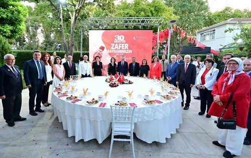 Valimiz Sayın Hüseyin Aksoy ve Eşi Hülya Aksoy Hanımefendi, 30 Ağustos Zafer Bayramı ve Türk Silahlı Kuvvetleri Günü Kabul Töreni düzenledi.