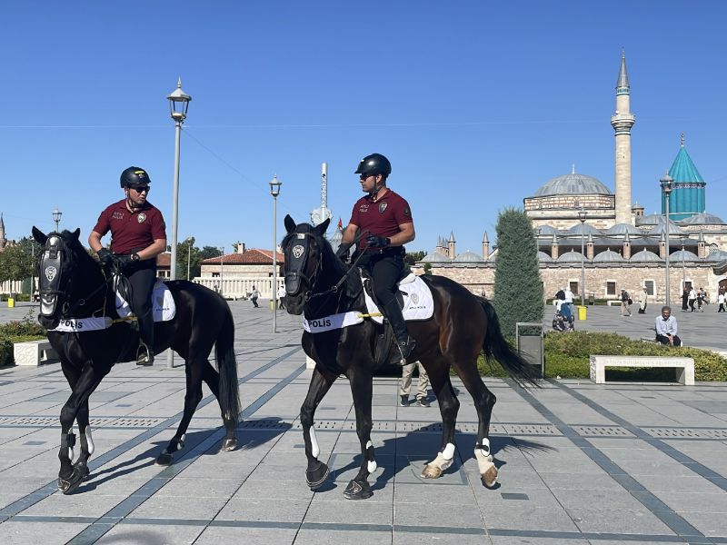 Konya Emniyet Müdürlüğü Bünyesinde Kurulan Atlı Polis Birliği, Cadde ve Sokaklarda Görev Yaparken Vatandaşlardan Yoğun İlgi Gördü