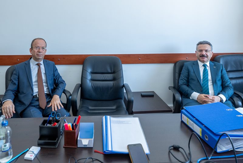 Valimiz Sayın Hüseyin Aksoy, görevli olarak ilimizde bulunan Mülkiye Başmüfettişi Rıdvan Aydın'a iade-i ziyarette bulundu.