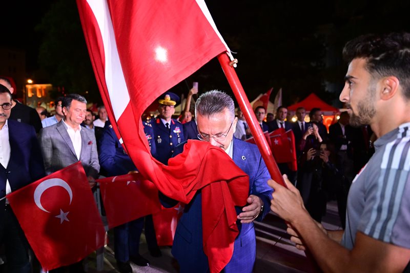 81 ilde eş zamanlı olarak düzenlenen “15 Temmuz Sancak Koşusu”nda taşınan Sancak Valimiz Sayın Hüseyin Aksoy'a teslim edildi.