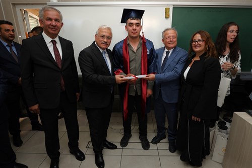 Vali Kumbuzoğlu, Mesleki Eğitim Merkezi Mezuniyet Törenine Katıldı