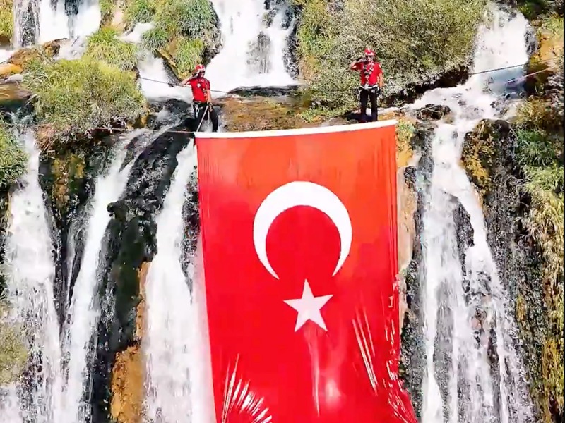 Van’da 30 Ağustos Coşkusu: Jandarma Arama Kurtarma Timleri Muradiye Şelalesi’nde Türk Bayrağı Açtı