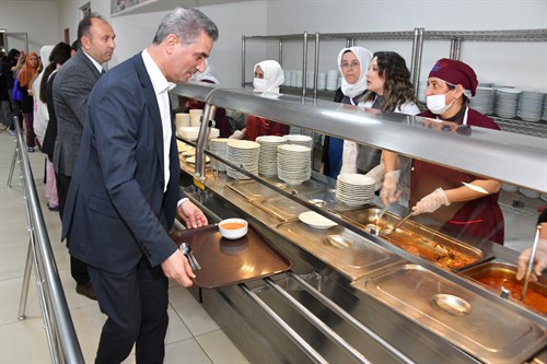 Vali Baruş üniversite öğrencileriyle iftar sofrasında buluştu