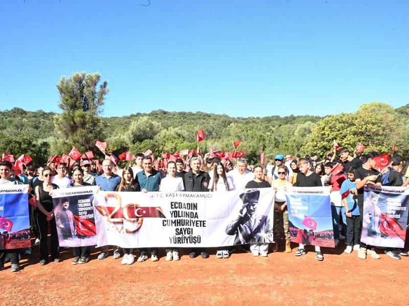 Kaş’ta Ecdadın Yolunda Cumhuriyete Saygı Yürüyüşü Düzenlendi