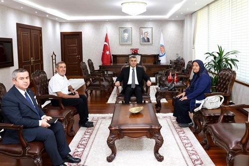 VALİMİZ SAYIN ATİLLA TOROS, ZİYARETİNE GELEN ŞEHİT PİLOT ÜSTEĞMEN FİKRİ DİLSİZ’İN ANNESİ ZELİHA DİLSİZ VE BABASI HASAN HÜSEYİN DİLSİZ İLE GÖRÜŞTÜ