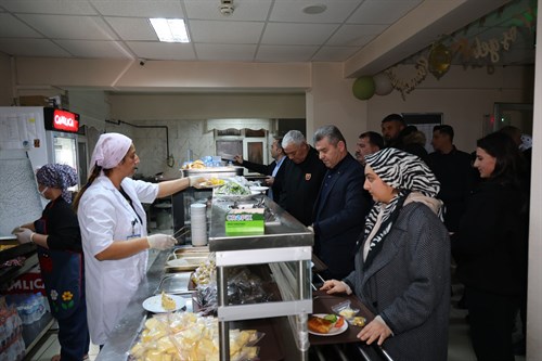 Valimiz Sayın Dr. Turan Ergün, Şavşat Kız Öğrenci Yurdu'nda Konaklayan Öğrencilerle Sahur Programında Buluştu