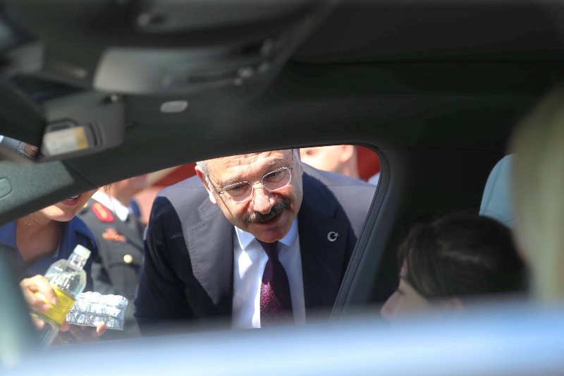 Valimiz Sayın Hüseyin Aksoy, Kurban Bayramı arefesinde Polis Uygulama Noktasını ziyaret ederek görevli personelin bayramını kutladı.