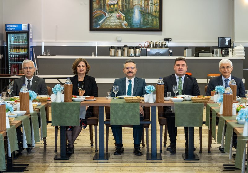 Valimiz Sayın Hüseyin Aksoy, Turkuaz Restoranda düzenlenen "Eskişehir'in Yöresel Kahvaltılık Lezzetlerinin Tantımı" etkinliğine katıldı