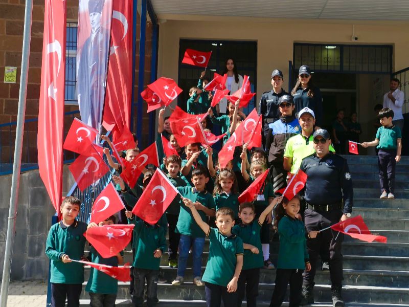 Bitlis Tatvan Emniyet Müdürlüğü Öğrencilerle Güvenlik Buluşması Gerçekleştirdi