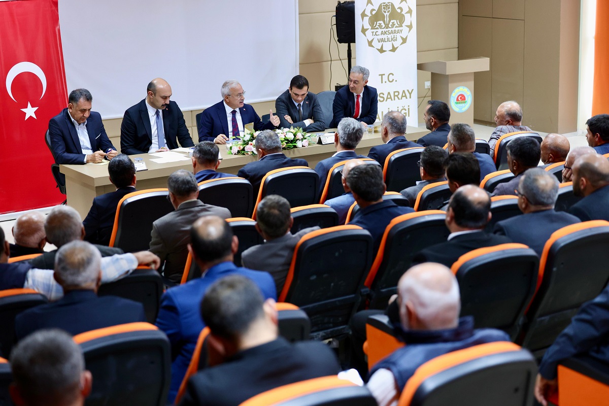 Vali Kumbuzoğlu, Eskil'de Muhtarlarla Buluştu:  "Şeffaf olacağız, işimizi iyi yapacağız”