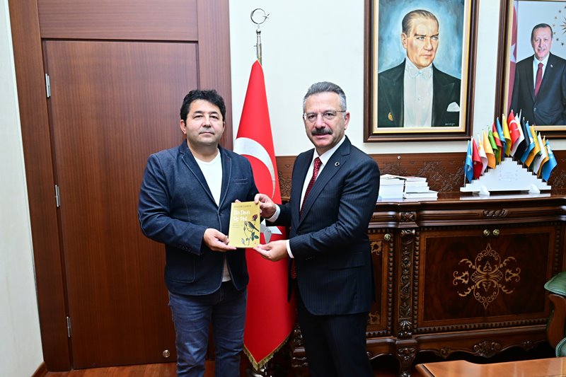 Anadolu Üniversitesi Edebiyat Fakültesi Tarih Bölümü Öğretim Üyesi Prof. Dr. Haşim Şahin Valimiz Sayın Hüseyin Aksoy'u ziyaret etti.