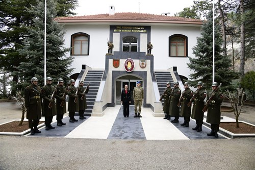 VALİ TÜLAY BAYDAR BİLGİHAN, ISPARTA EĞİRDİR DAĞ KOMANDO OKULU VE EĞİTİM MERKEZİ KOMUTANLIĞINA ZİLARETTE BULUNDU