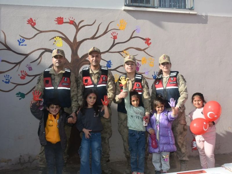 Siirt İl Jandarma Komutanlığı’ndan Dünya Çocuk Hakları Günü’nde Farkındalık Etkinlikleri Gerçekleştirildi