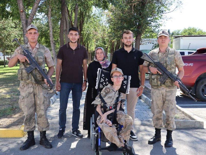 Erzincan’da Fiziksel Engelli Berat Asaf Yeniçeri’nin, Askeri Üniforma Giyinme Hayali Gerçek Oldu