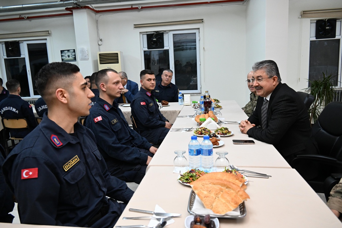 Vali Dr. Erdinç Yılmaz, İl Jandarma Komutanlığında Düzenlenen İftar Programında Mehmetçikler ile Buluştu