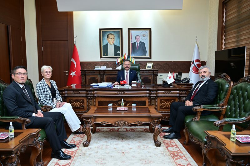 EMŞAV İl Başkanı Vekili Murat Dağdeviren ve beraberindekiler Valimiz Sayın Hüseyin Aksoy’u ziyaret etti.